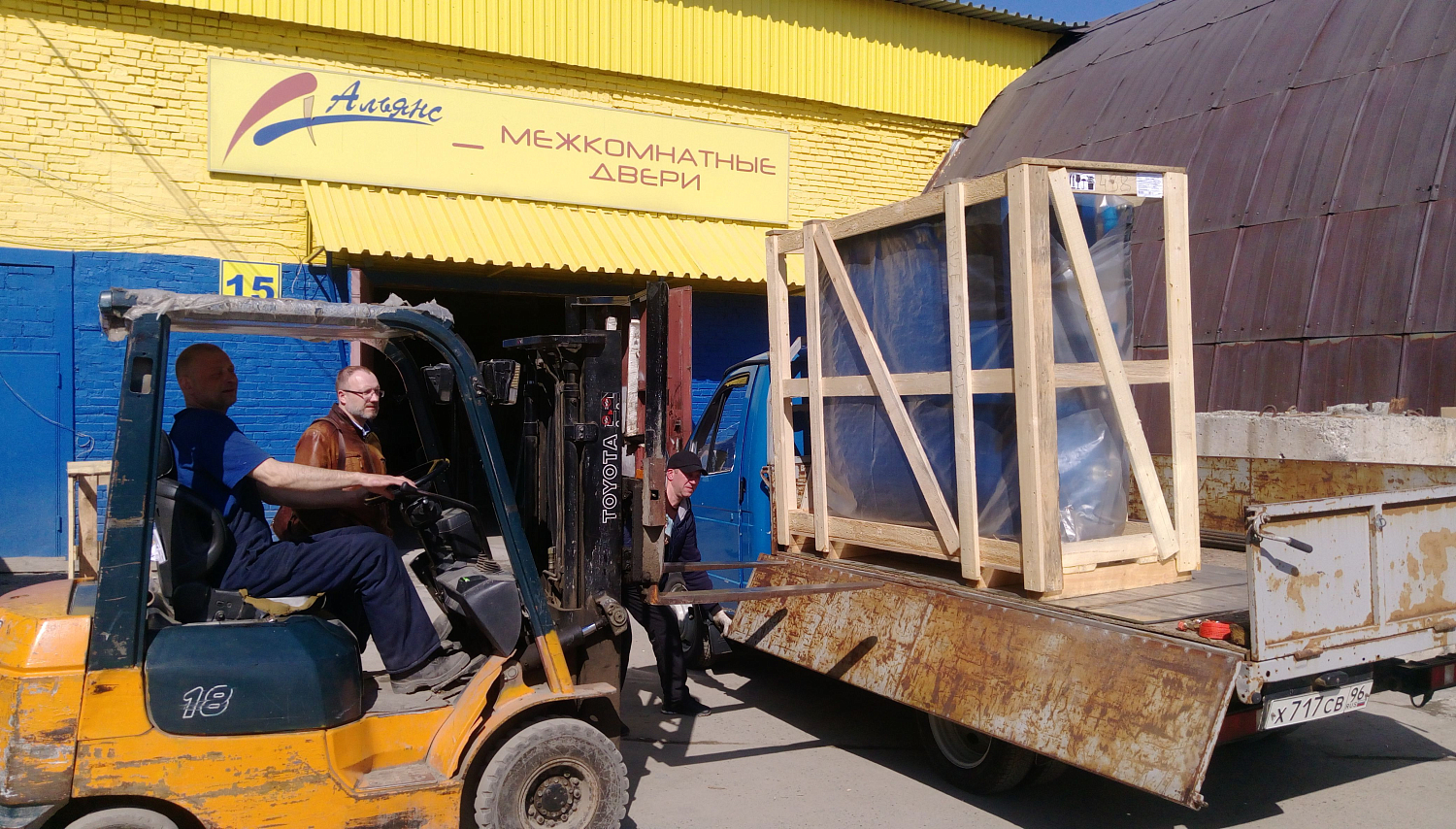 Погрузка винтового компрессора ВК15Е-15-500Д