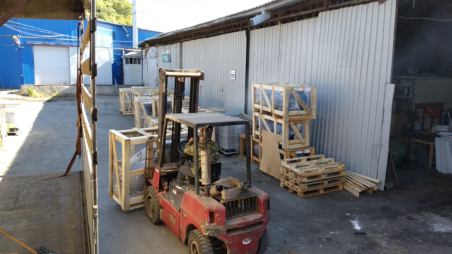 Разгрузка фуры в Ростове-на-Дону